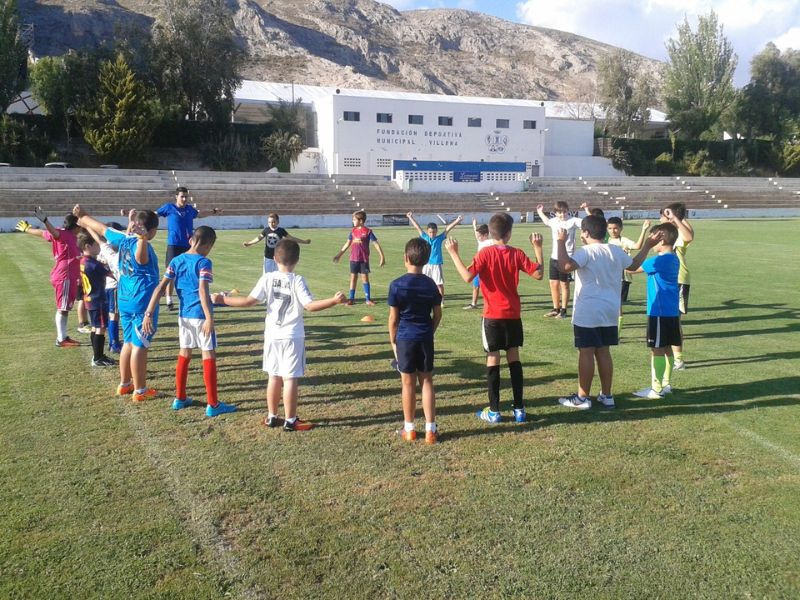 nens jugando futbol